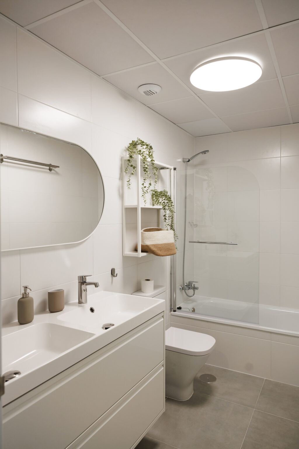 Suite principal con baño privado y aire acondicionado centralizado