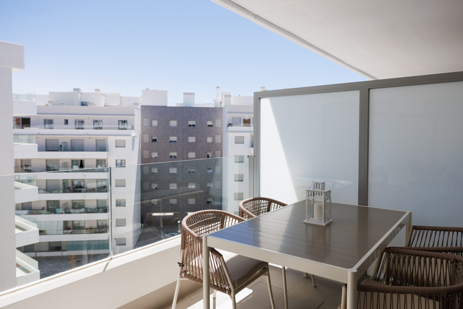Terraza amplia para cenas al aire libre en Marbella RAN HOME RENTALS
